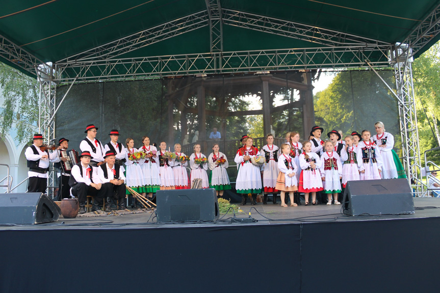 Festiwal Tradycji Na Ludowo przez Pokolenia