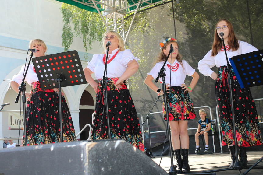 Festiwal Tradycji Na Ludowo przez Pokolenia