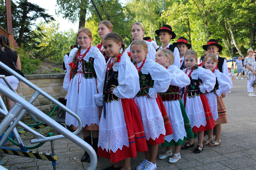 Festiwal Tradycji Na Ludowo przez Pokolenia