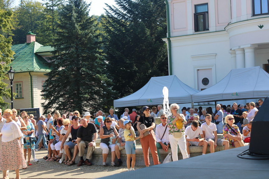 Festiwal Tradycji Na Ludowo przez Pokolenia