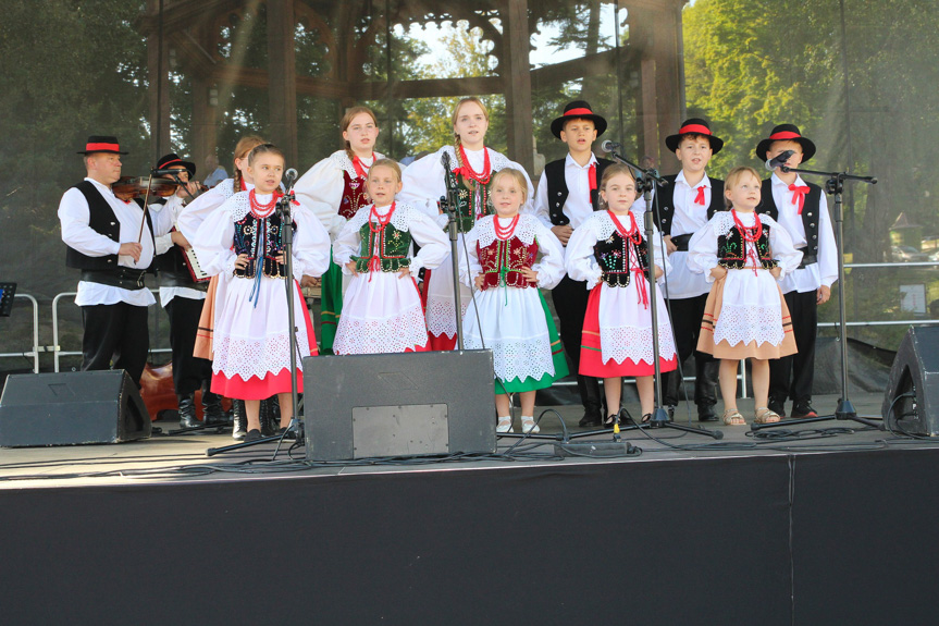 Festiwal Tradycji Na Ludowo przez Pokolenia