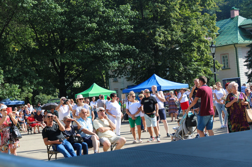 Festiwal Tradycji Na Ludowo przez Pokolenia