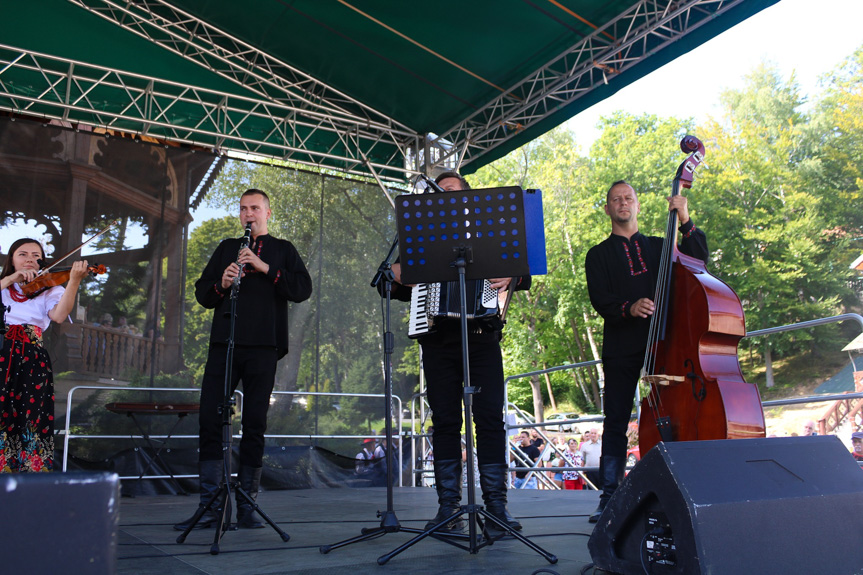 Festiwal Tradycji Na Ludowo przez Pokolenia