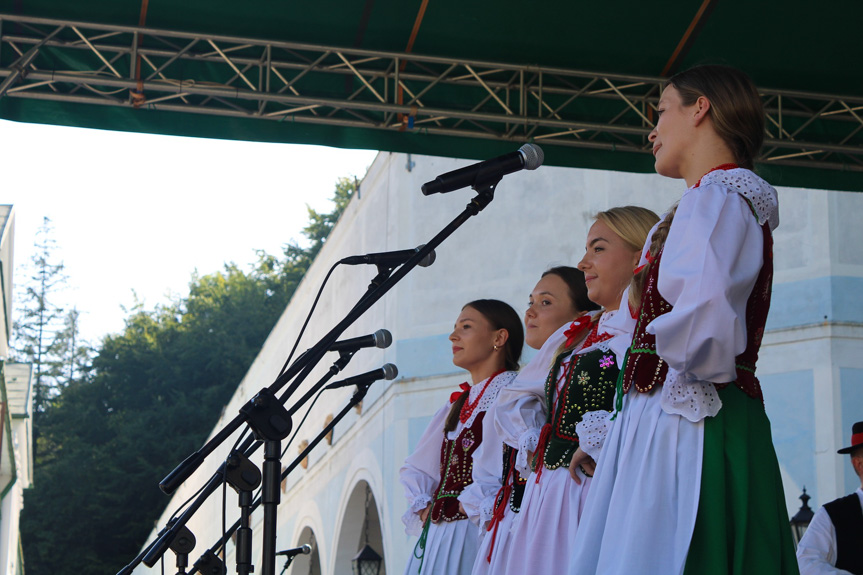 Festiwal Tradycji Na Ludowo przez Pokolenia