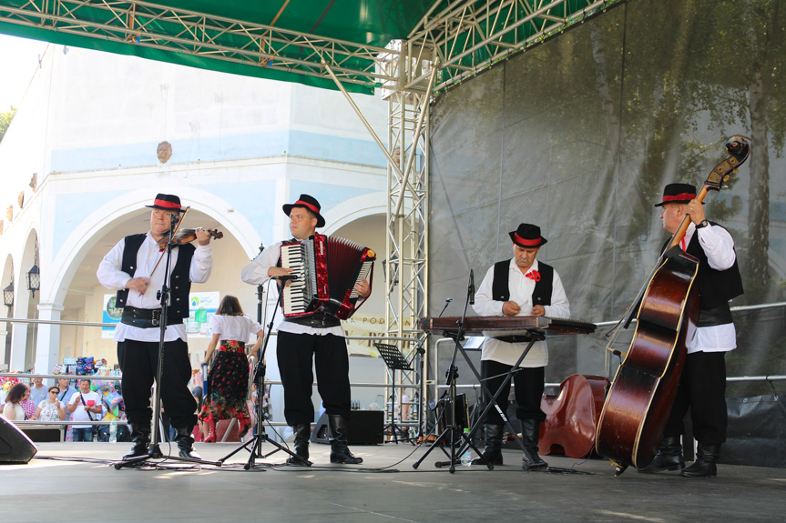 Festiwal Tradycji Na Ludowo przez Pokolenia