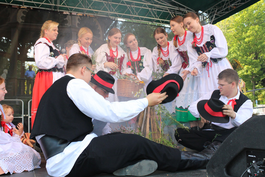 Festiwal Tradycji Na Ludowo przez Pokolenia