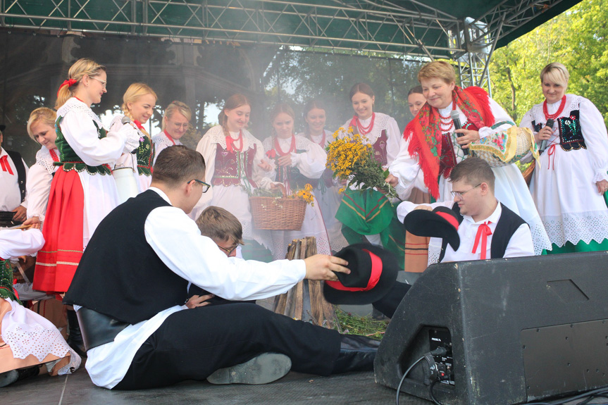 Festiwal Tradycji Na Ludowo przez Pokolenia