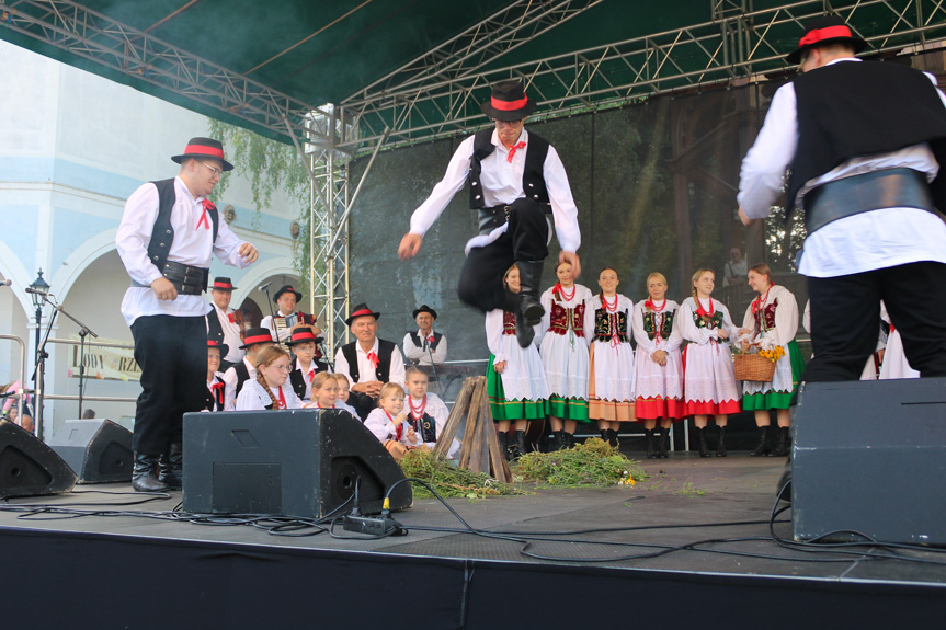 Festiwal Tradycji Na Ludowo przez Pokolenia