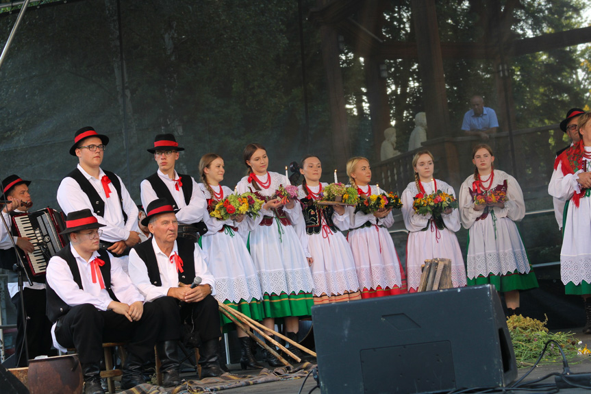 Festiwal Tradycji Na Ludowo przez Pokolenia