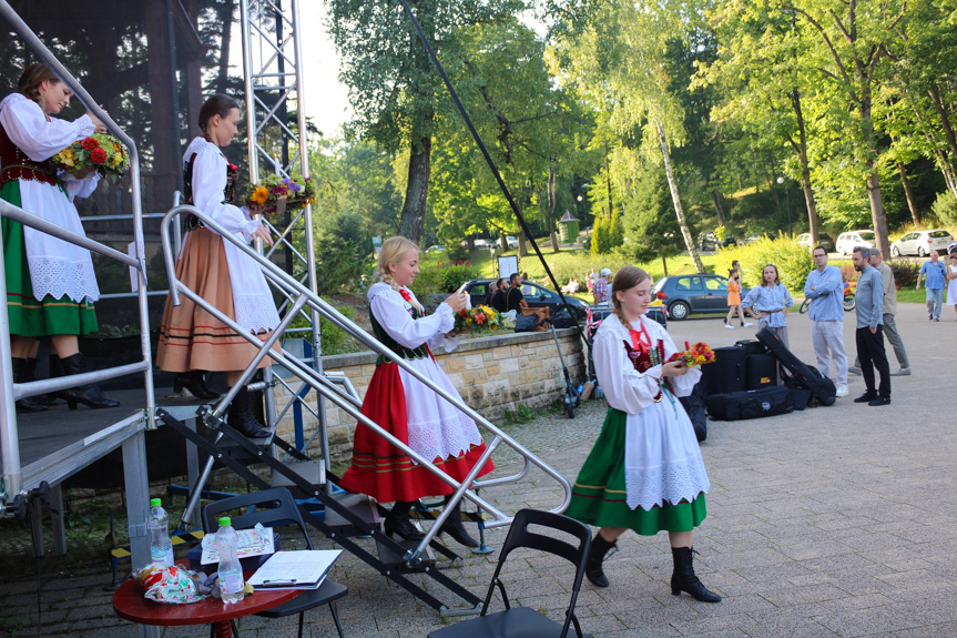 Festiwal Tradycji Na Ludowo przez Pokolenia