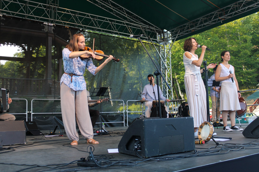 Festiwal Tradycji Na Ludowo przez Pokolenia