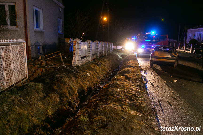 Jasionka. Samochód uderzył w ogrodzenie