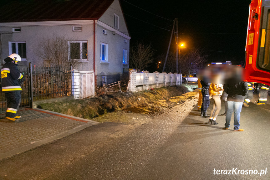 Jasionka. Samochód uderzył w ogrodzenie