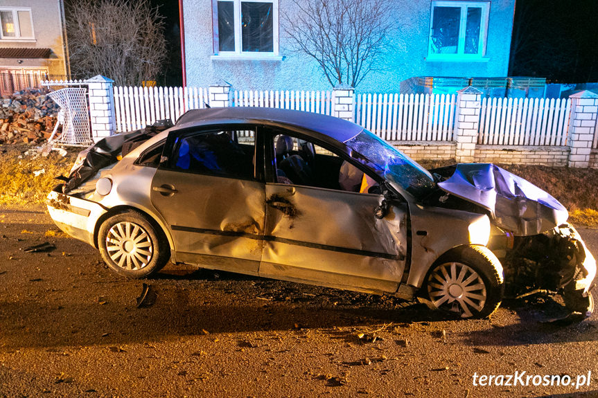 Jasionka. Samochód uderzył w ogrodzenie