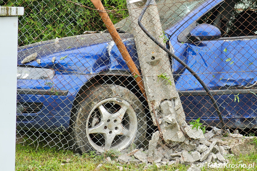 Jedlicze. Wjechał w ogrodzenie i słup