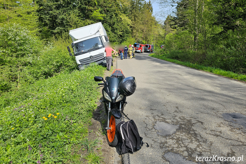 Kobylany. Zjechał ciężarówką z drogi