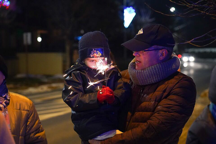 Kolędowanie przy szopce w Jedliczu