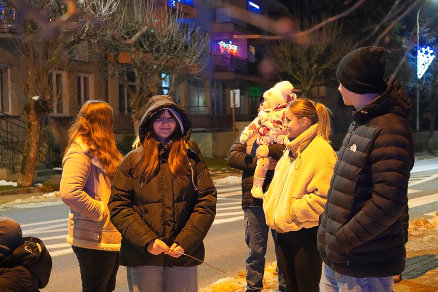 Kolędowanie przy szopce w Jedliczu