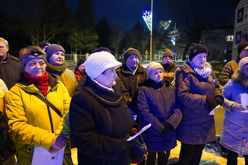 Kolędowanie przy szopce w Jedliczu