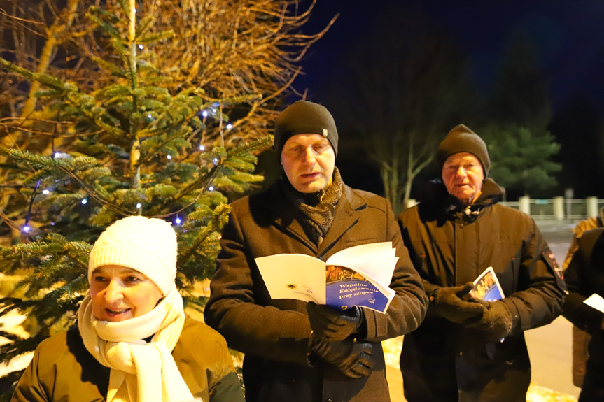 Kolędowanie przy szopce w Jedliczu