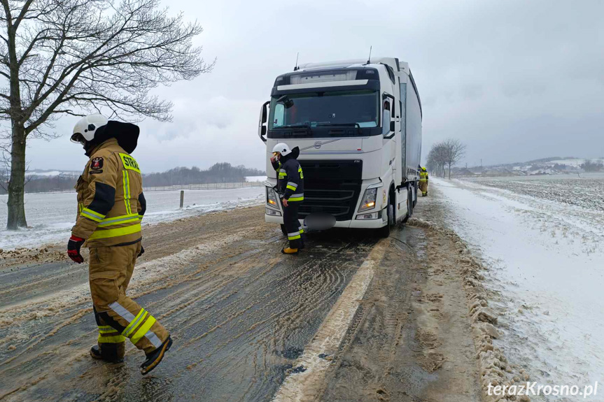 Kolizja dwóch samochodów ciężarowych w Iwoniczu