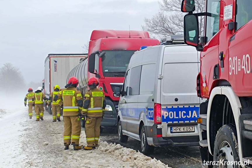 Kolizja dwóch samochodów ciężarowych w Iwoniczu