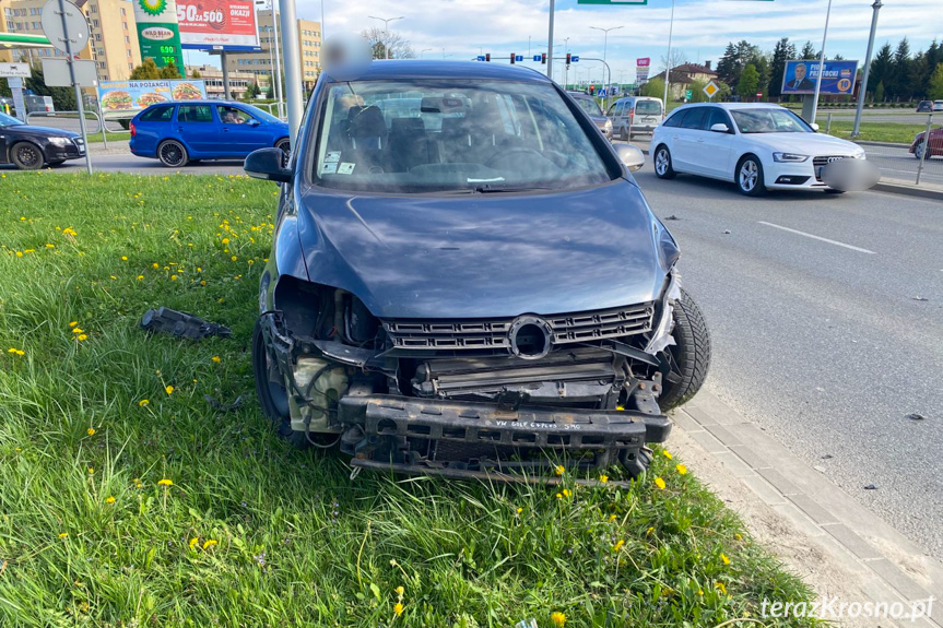 Kolizja osobówki z ciężarówką w Krośnie