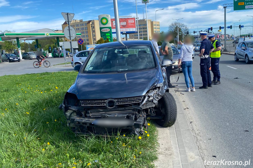 Kolizja osobówki z ciężarówką w Krośnie