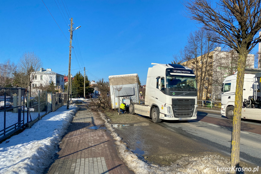 Kolizja tira w Dukli