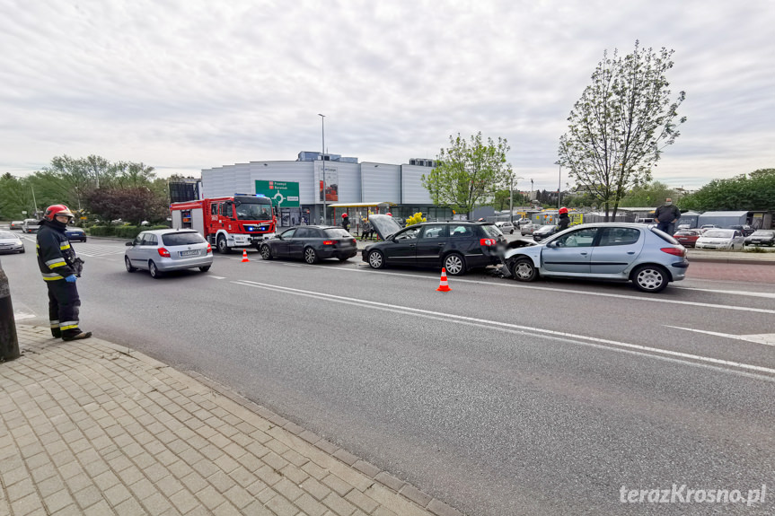 Kolizja trzech samochodów na Niepodległości w Krośnie