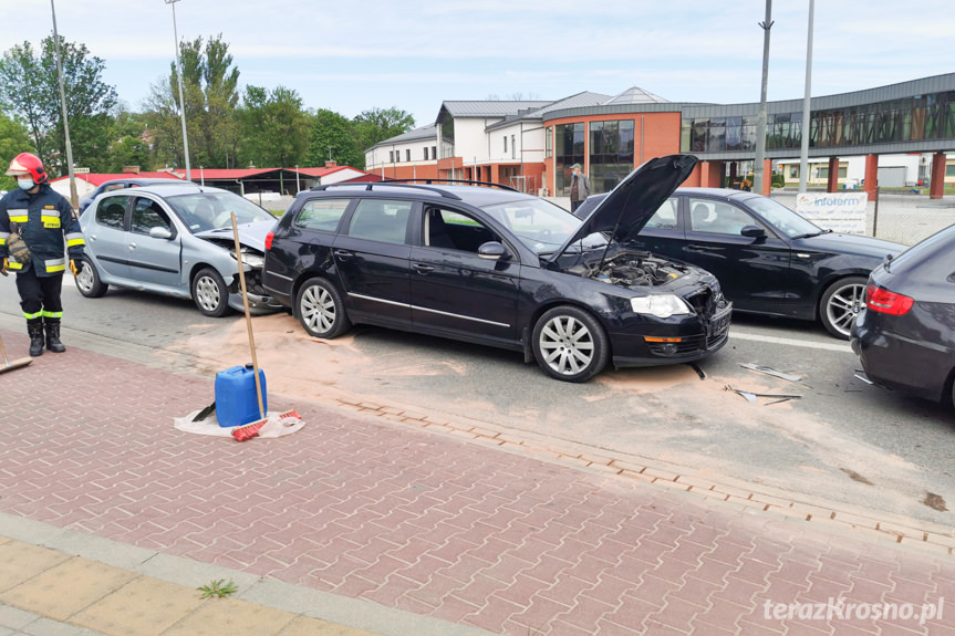 Kolizja trzech samochodów na Niepodległości w Krośnie