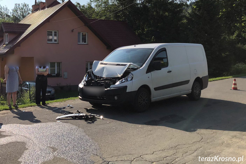 Kolizja wozu strażackiego i pożar w jednym z domów w Lubatowej