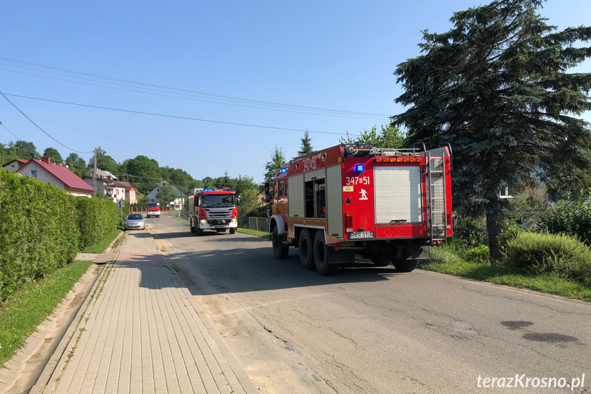 Kolizja wozu strażackiego i pożar w jednym z domów w Lubatowej