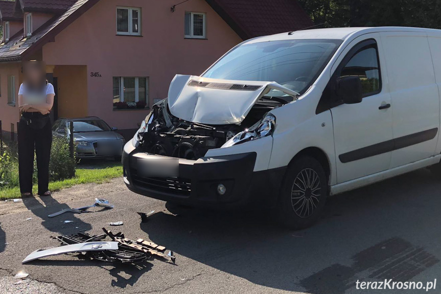 Kolizja wozu strażackiego i pożar w jednym z domów w Lubatowej