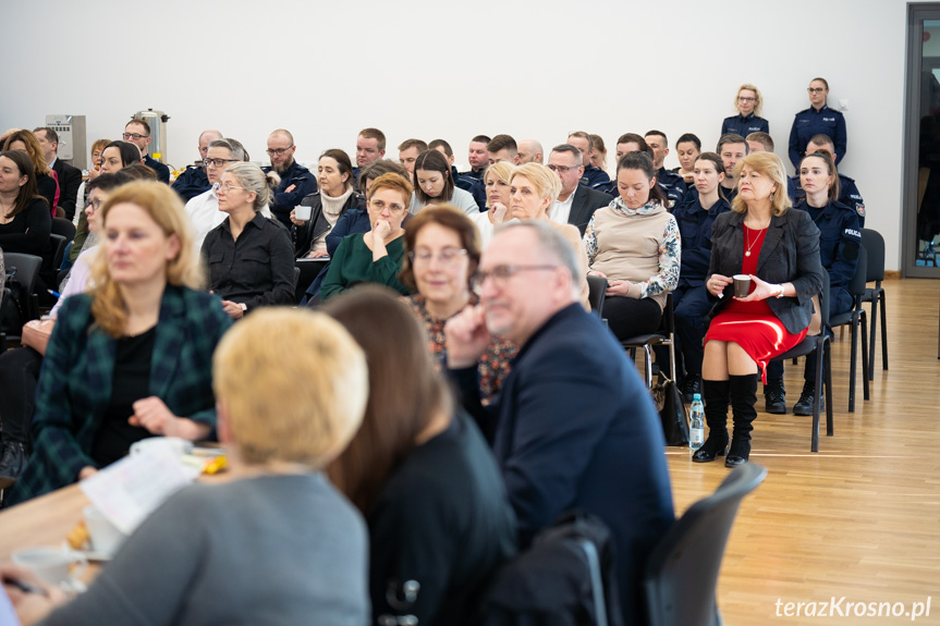 Konferencję "Rola placówek oświatowych w systemie przeciwdziałania przemocy w rodzinie"