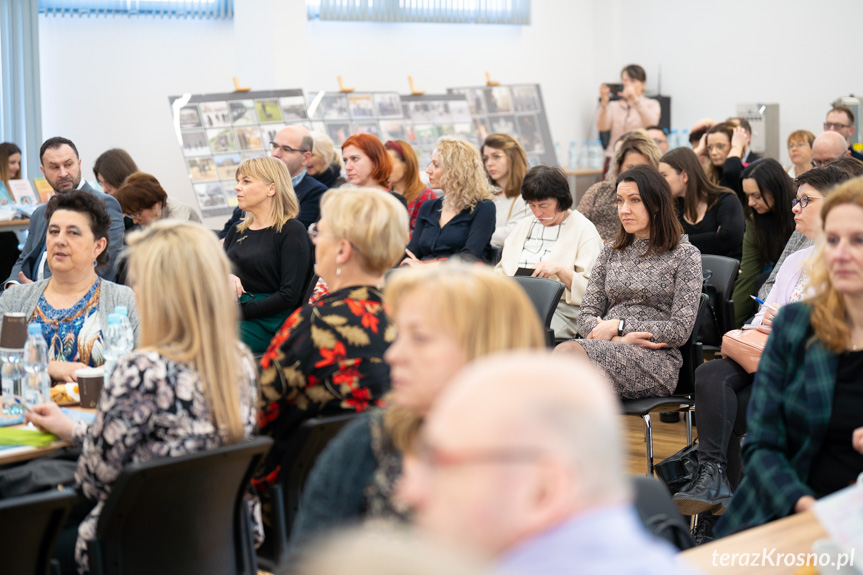 Konferencję "Rola placówek oświatowych w systemie przeciwdziałania przemocy w rodzinie"