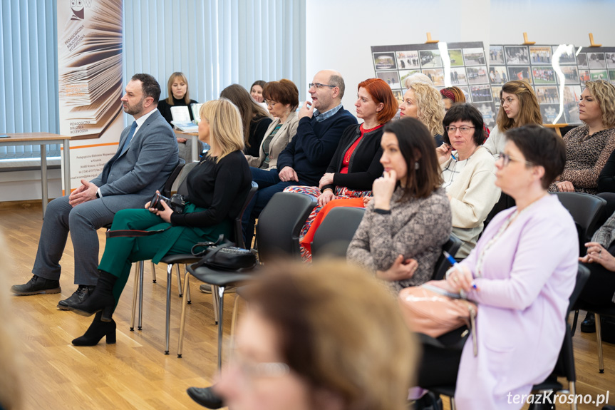 Konferencję "Rola placówek oświatowych w systemie przeciwdziałania przemocy w rodzinie"