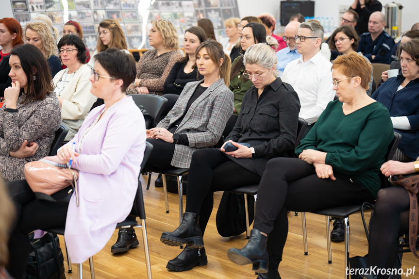 Konferencję "Rola placówek oświatowych w systemie przeciwdziałania przemocy w rodzinie"