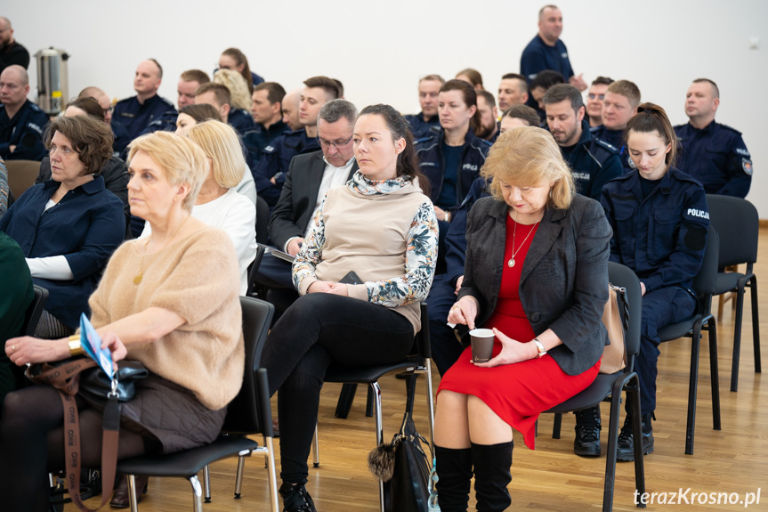 Konferencję "Rola placówek oświatowych w systemie przeciwdziałania przemocy w rodzinie"