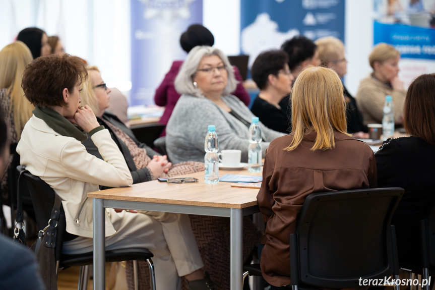 Konferencję "Rola placówek oświatowych w systemie przeciwdziałania przemocy w rodzinie"