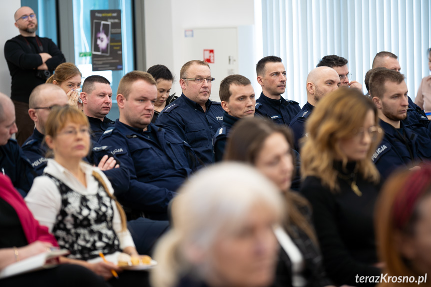 Konferencję "Rola placówek oświatowych w systemie przeciwdziałania przemocy w rodzinie"