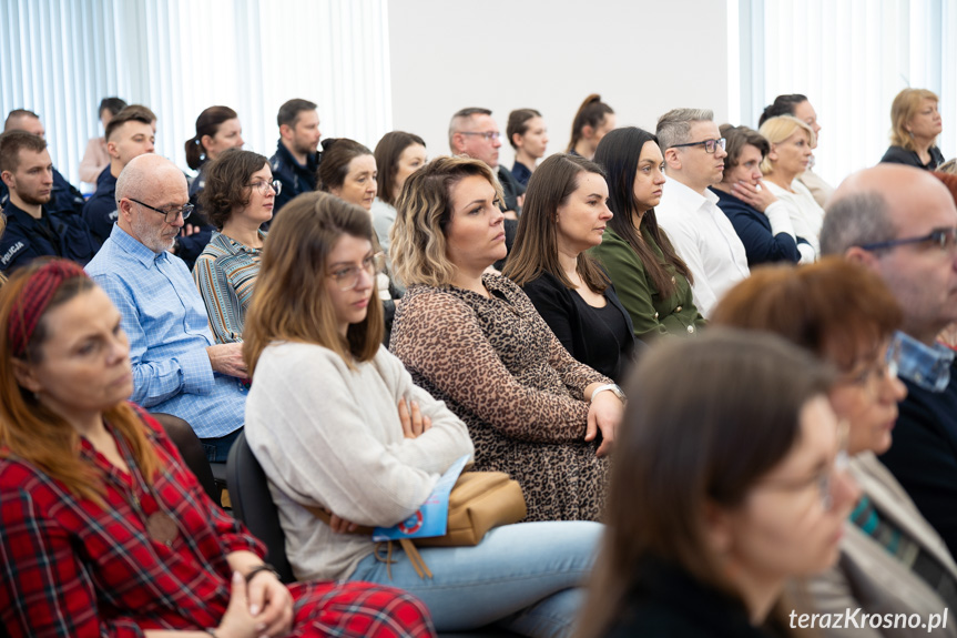 Konferencję "Rola placówek oświatowych w systemie przeciwdziałania przemocy w rodzinie"