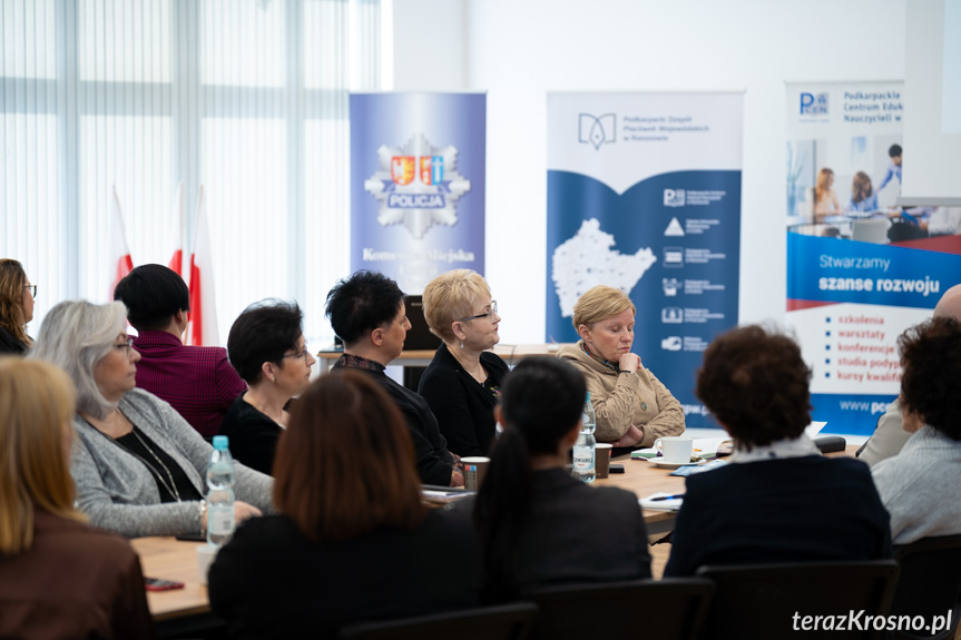 Konferencję "Rola placówek oświatowych w systemie przeciwdziałania przemocy w rodzinie"