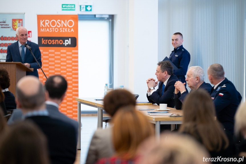 Konferencję "Rola placówek oświatowych w systemie przeciwdziałania przemocy w rodzinie"