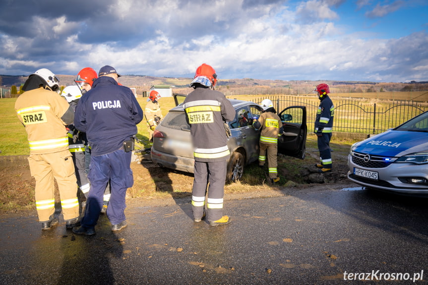 Samochód uderzył w ogrodzenie w Komborni