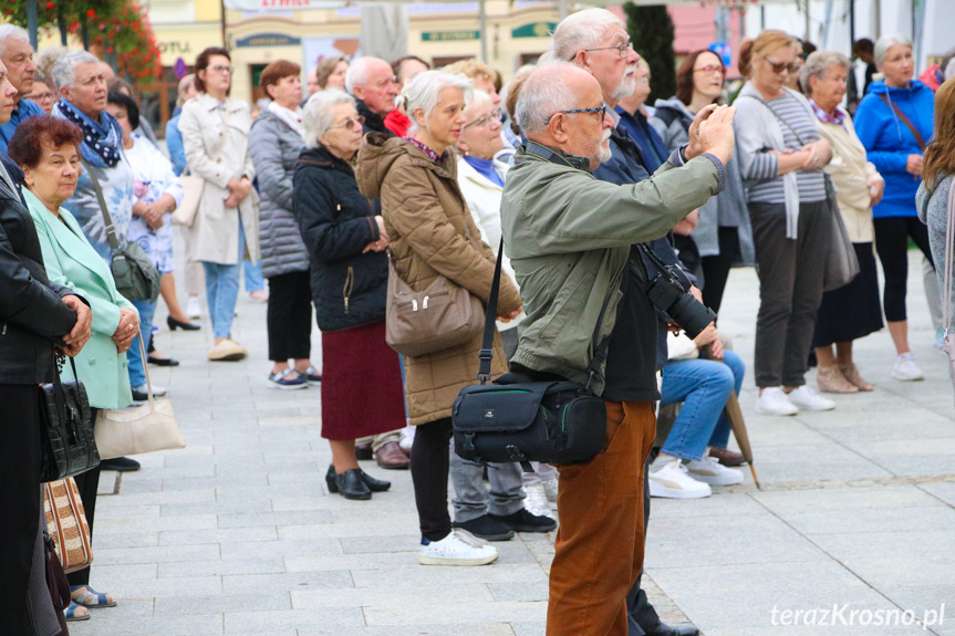 Koronka na ulicach miast świata 2024