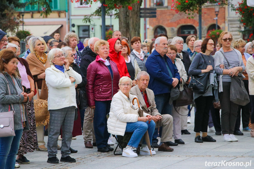 Koronka na ulicach miast świata 2024