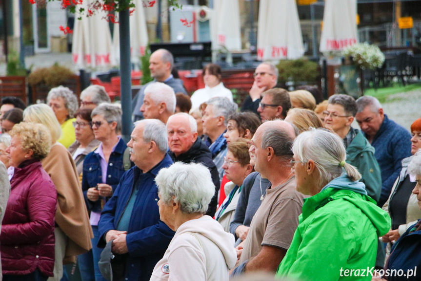 Koronka na ulicach miast świata 2024