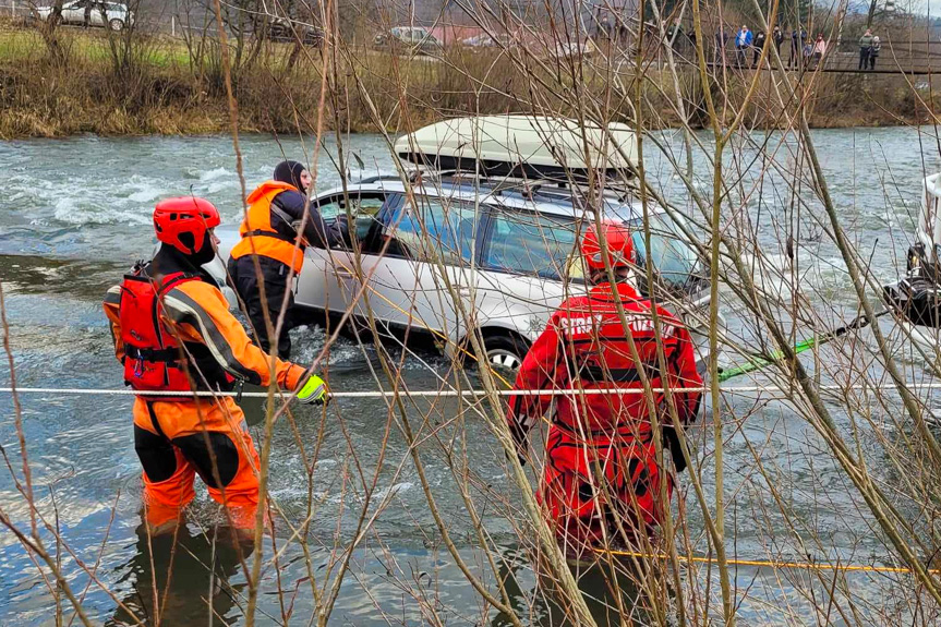 Krempna. Nurt rzeki porwał samochód