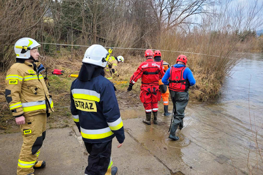 Krempna. Nurt rzeki porwał samochód